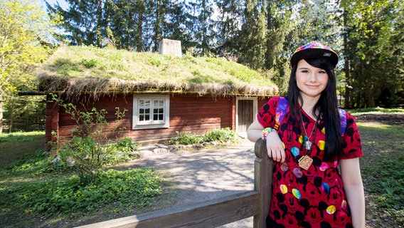 Jamie-Lee steht vor einem Haus mit begrüntem Dach. © NDR/Rolf Klatt Foto: Rolf Klatt