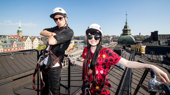 Jamie-Lee mit Michi auf einem Dach. © NDR/Rolf Klatt Foto: Rolf Klatt