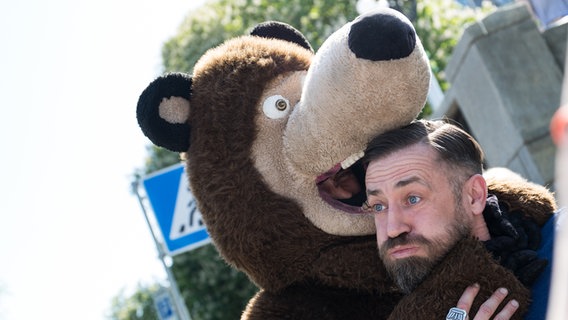 Bürger Lars Dietrich wird von einem Bär umarmt. © Rolf Klatt Foto: Rolf Klatt