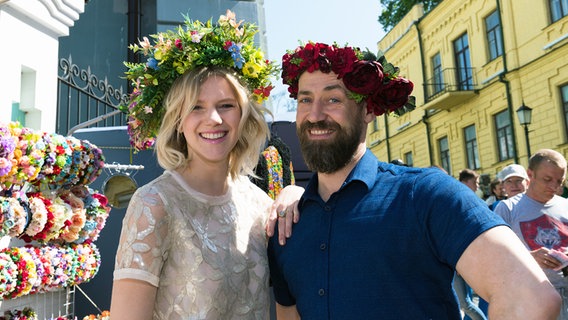 Levina und Bürger Lars Dietrich tragen beide Blumenkränze auf dem Kopf. © Rolf Klatt Foto: Rolf Klatt