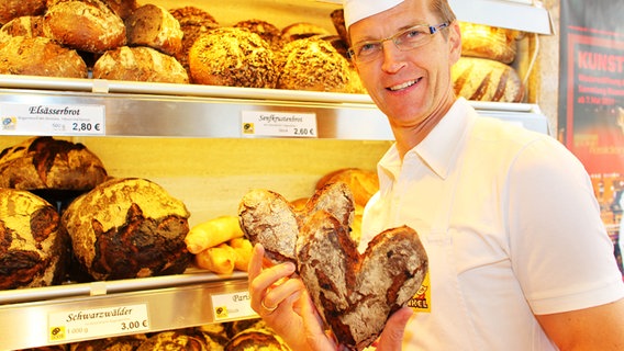 Bäckermeister Josef Hinkel hat ein Lena-Herz in sein Warenangebot aufgenommen. © NDR Foto: Rolf Klatt