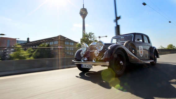 Ein Oldtimer bei der Fahrt durch Düsseldorf. © NDR Foto: Rolf Klatt