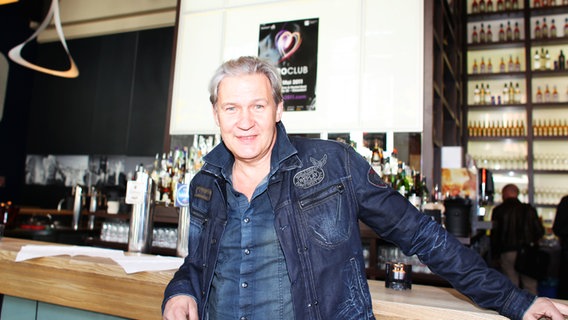 Johnny Logan lehnt an der Bar im Quartier Bohème © NDR Foto: Rolf Klatt