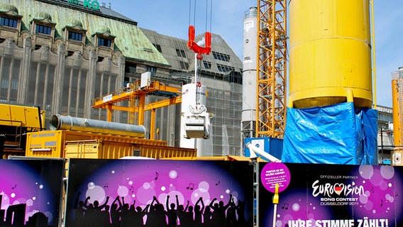 Eine Großbaustelle in der Düsseldorfer Altstadt. Die Bauzäune sind mit ESC-Logos versehen. © NDR Foto: Rolf Klatt