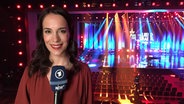 Alina Stiegler vor einer Liveschalte vor der Bühne des deutschen Vorentscheids "Unser Lied für Israel".  