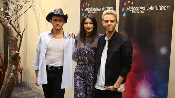 Malik Harris (r.) mit Aidan aus Malta und Vladana aus Montenegro bei der ESC-Preparty Melfest WKND 2022 in Stockholm. Malik Harris (r.) mit Aidan aus Malta und Vladana aus Montenegro bei der ESC-Preparty Melfest WKND 2022 in Stockholm. © NDR Foto: Marcel Stober