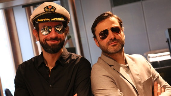 Pascal Strehler und Robert Hauspurg in einem Radiostudio.  Foto: Claudius Hinzmann