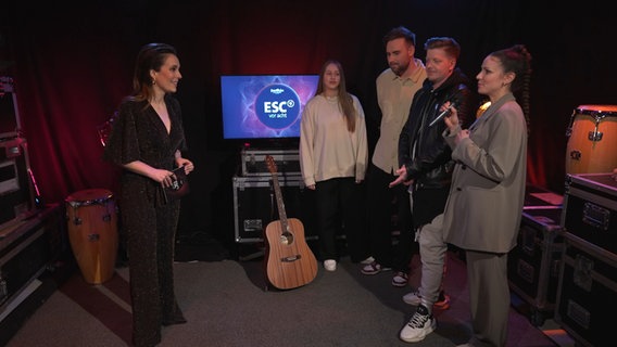 Alina Stiegler, Emy, NKSN, Nico Suave und Buket im Set von ESC vor acht. © NDR/Bildergarten 