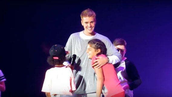Justin Bieber nimmt Deutschlands JESC-Kandidatin Susan bei einem Konzert im September 2016 in den Arm.  Foto: Screenshot