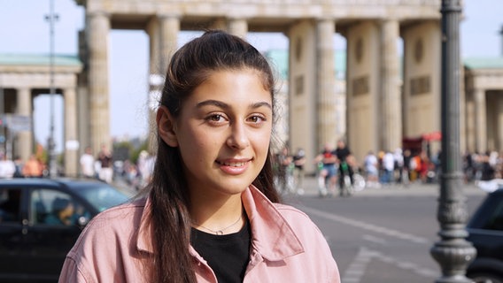 Deutschlands Junior-ESC-Kandidatin Susan am Brandenburger Tor.  Foto: Mairena Torres Schuster