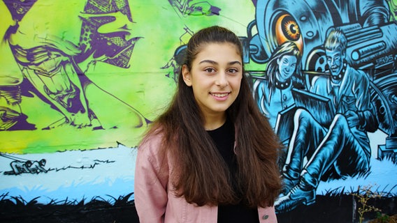 Deutschlands Junior-ESC-Kandidatin Susan vor einer Wand mit Graffiti. Deutschlands Junior-ESC-Kandidatin Susan vor einer Wand mit Graffiti. Foto: Mairena Torres Schuster