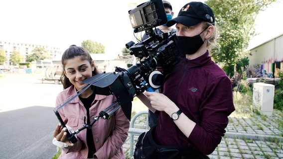 Deutschlands JESC-Kandidatin Susan und Kameramann Joshua Zonnekein beim Musikvideodreh zum Song "Stronger With You" in Berlin.  Foto: Screenshot