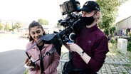 Deutschlands JESC-Kandidatin Susan und Kameramann Joshua Zonnekein beim Musikvideodreh zum Song "Stronger With You" in Berlin.  Foto: Screenshot