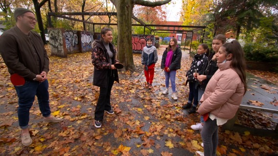 Susan und ihre Freunde und Freundinnen mit Moderator Ben in Berlin. © KiKA 