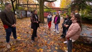 Susan und ihre Freunde und Freundinnen mit Moderator Ben in Berlin. © KiKA 
