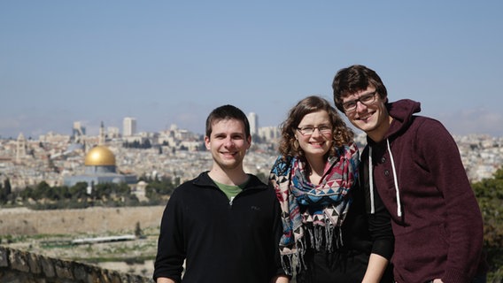Drei Studenten vor der Altstadt in Jerusalem.  