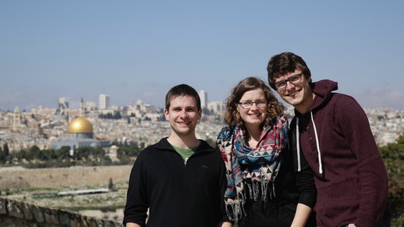Drei Studenten vor der Altstadt in Jerusalem. Drei Studenten vor der Altstadt in Jerusalem.
