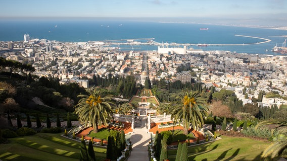 Die hängenden Gärten der Bahai. Im Hintergrund die Stadt Haifa und das Mittelmeer.  