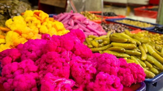 Auf einem Marktstand wird pinker Blumenkohl verkauft. Auf einem Marktstand wird pinker Blumenkohl verkauft.