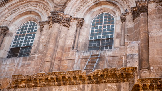 Eine Leiter über dem Eingang der Grabeskirche in Jerusalem  