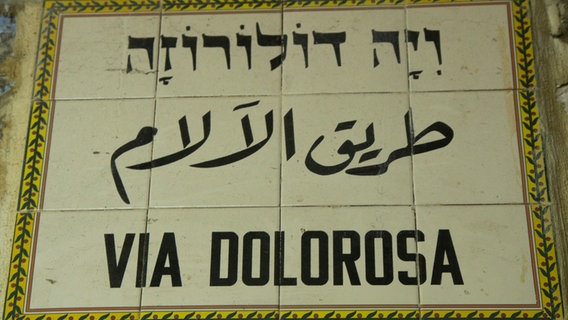 Eine Tafel mit der Aufschrift Via Dolorosa  