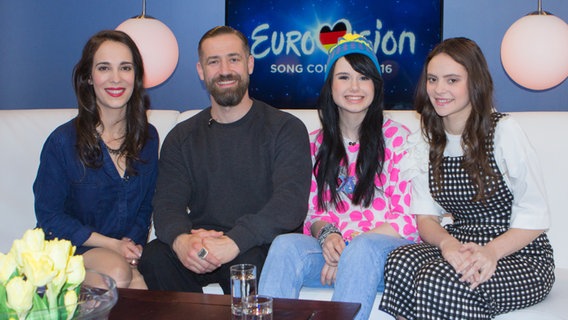 Jamie-Lee und Bürger Lars Dietrich zu Gast im Studio bei Moderatorin Alina Stiegler mit der italienischen Sängerin Francesca Michielin bei eurovision.de © NDR Foto: Christine Raczka