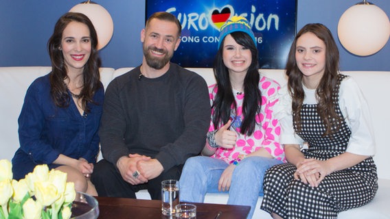 Jamie-Lee und Bürger Lars Dietrich zu Gast im Studio bei Moderatorin Alina Stiegler mit der italienischen Sängerin Francesca Michielin bei eurovision.de © NDR Foto: Christine Raczka