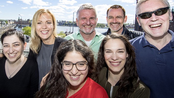 Salome Zadegan, Anna Mundt, Jürgen Werwinski, Thomas Mohr und Jan Feddersen (hinten v.l.n.r.) sowie MairenaTorres Schuster und Alina Stiegler (vorne) in Stockholm. © NDR/Rolf Klatt Foto: Rolf Klatt