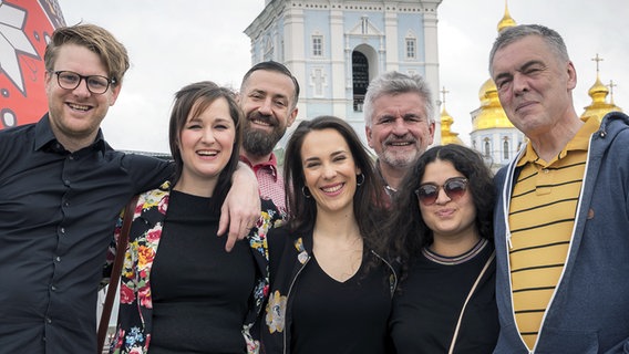 Stefan Spiegel, Sofia Tschernomordik, Bürger Lars Dietrich, Alina Stiegler, Jürgen Werwinski, Mairena Schuster und Jan Feddersen (v.l.) © NDR Foto: Merlin Schrader