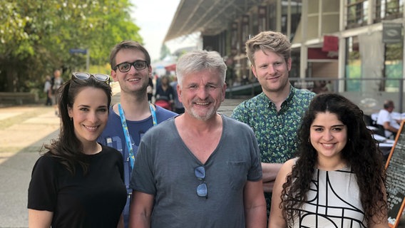 Alina Stiegler, Marcel Stober, Jürgen Werwinski, Stefan Spiegel und Mairena Torres Schuster (v.l.) in Lissabon. © NDR 