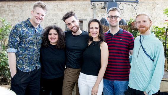 Stefan Spiegel, Mairena Schuster, Duncan Laurence, Alina Stiegler, Marcel Stober und Joshua Zonnekein (v.l.)  Foto: Claudia Timmann