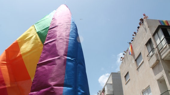 Fahne bei der Gay-Pride-Parade in Tel Aviv, Israel. © Simone Horst Foto: Simone Horst
