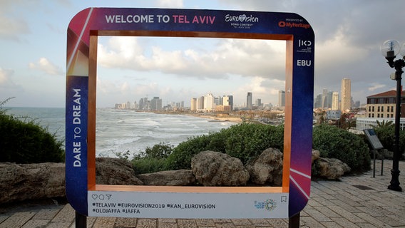 Eine ESC-Fotobox mit Blick auf die Skyline von Tel Aviv.  Foto: Björn Rohwer