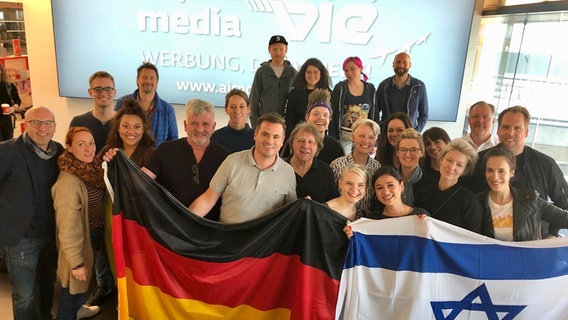 Das Team von eurovision.de und die deutsche ESC-Delegation am Flughafen Wien.  Foto: Claudia Timmann