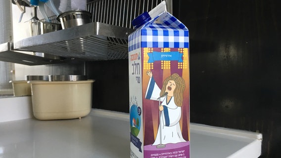 Eine Milchverpackung aus Israel mit ESC-Werbung darauf.  