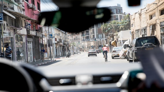 Im Auto durch die Straßen von Tel Aviv. © NDR Foto: Claudia Timmann