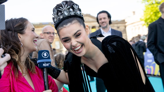 Alessandra mit Alina Stiegler in Liverpool auf dem türkisfarbenen Teppich. © NDR Foto: Claudia Timmann