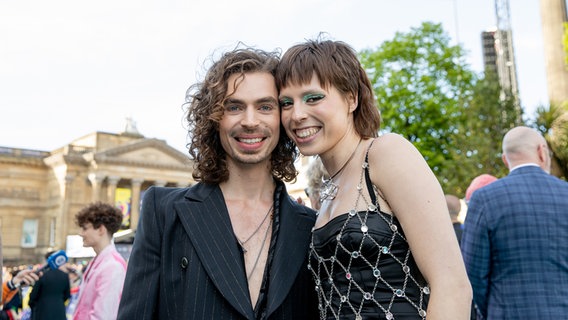 Mia Nicolai & Dion Cooper auf dem türkisfarbenen Teppich. © NDR Foto: Claudia Timmann