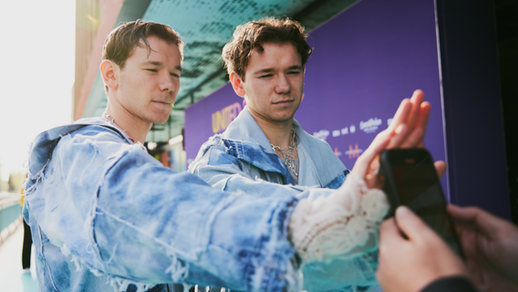 Marcus & Martinus auf dem türkisfarbenen Teppich in Malmö. © EBU Foto: Alma Bengtsson