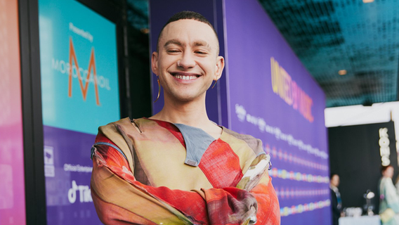 Olly Alexander auf dem türkisfarbenen Teppich in Malmö. © EBU Foto: Alma Bengtsson