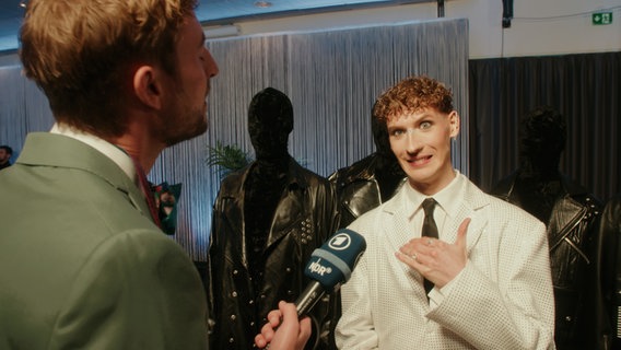 Consi am Roten Teppich beim ESC in Malmö mit dem Litauer Silvester Belt © NDR Foto: Screenshot