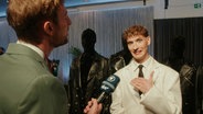Consi am Roten Teppich beim ESC in Malmö mit dem Litauer Silvester Belt © NDR Foto: Screenshot