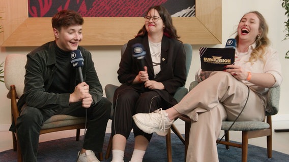 Remo Forrer aus der Schweiz mit Teya und Salena aus Österreich. © NDR Foto: Screenshot