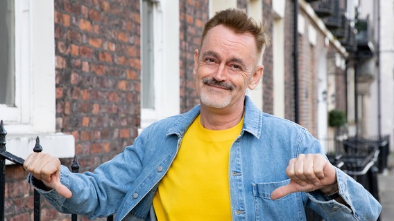 Thomas Mohr senkt die Daumen nach unten. © NDR Foto: Claudia Timmann