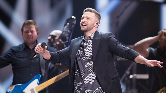 Justin Timberlake singt und tanzt mit ausgestreckten Armen auf der Bühne der Globe-Arena. © NDR/Rolf Klatt Foto: Rolf Klatt