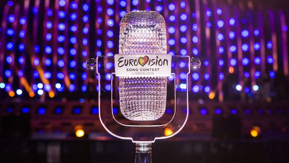 Die ESC-Trophäe steht auf der Bühne in Lissabon. © eurovision.tv Foto: Thomas Hanses