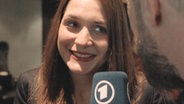 Bürger Lars Dietrich intervewt die tschechische Teilnehmerin Martina Bárta.  