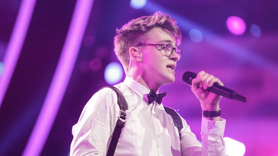 Mikolas Josef mit "Lie To Me" auf der Bühne in Lissabon. © eurovision.tv Foto: Thomas Hanses