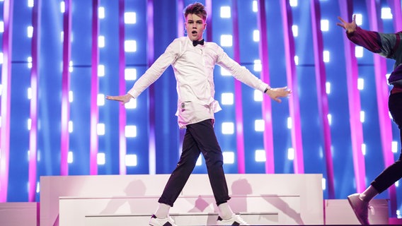 Mikolas Josef mit "Lie To Me" auf der Bühne in Lissabon. © eurovision.tv Foto: Thomas Hanses