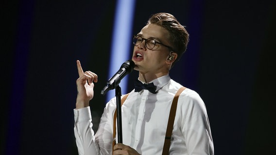 Mikolas Josef auf der Bühne in Lissabon. © eurovision.tv Foto:  Andres Putting